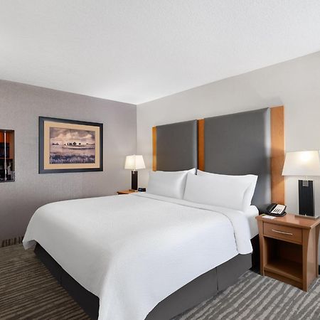 Holiday Inn Calgary Airport By Ihg Exterior photo