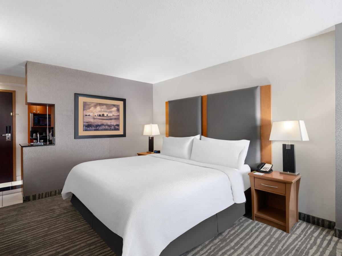 Holiday Inn Calgary Airport By Ihg Exterior photo