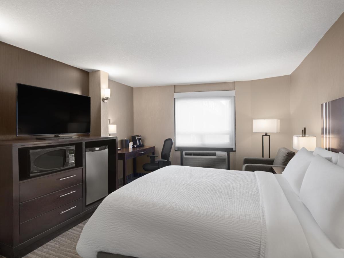Holiday Inn Calgary Airport By Ihg Exterior photo
