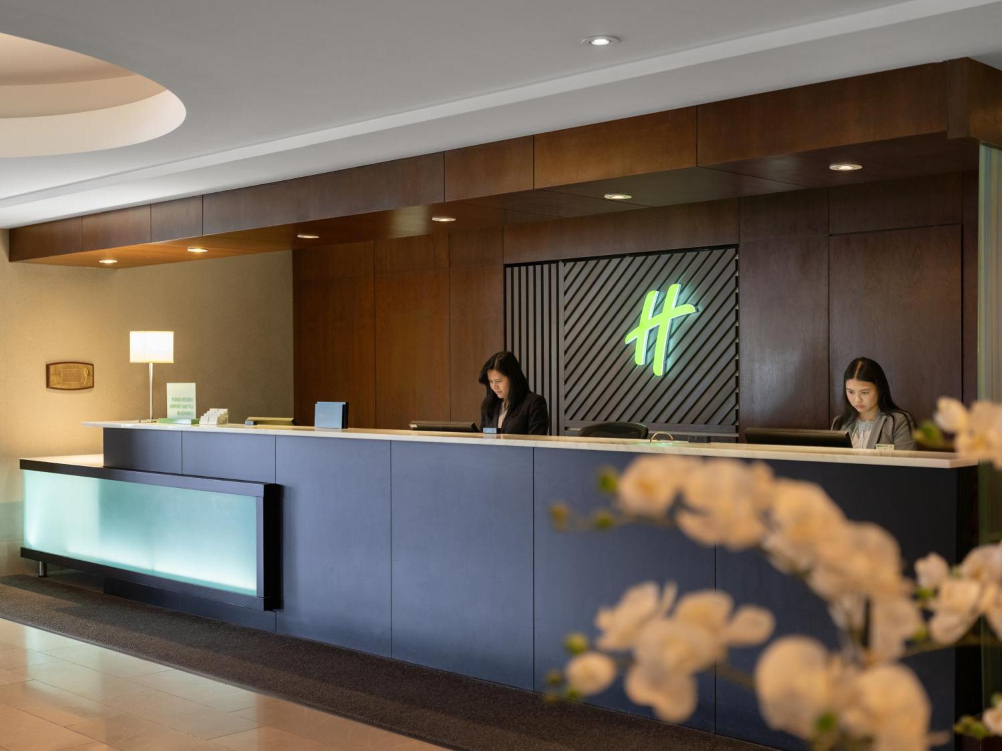Holiday Inn Calgary Airport By Ihg Exterior photo