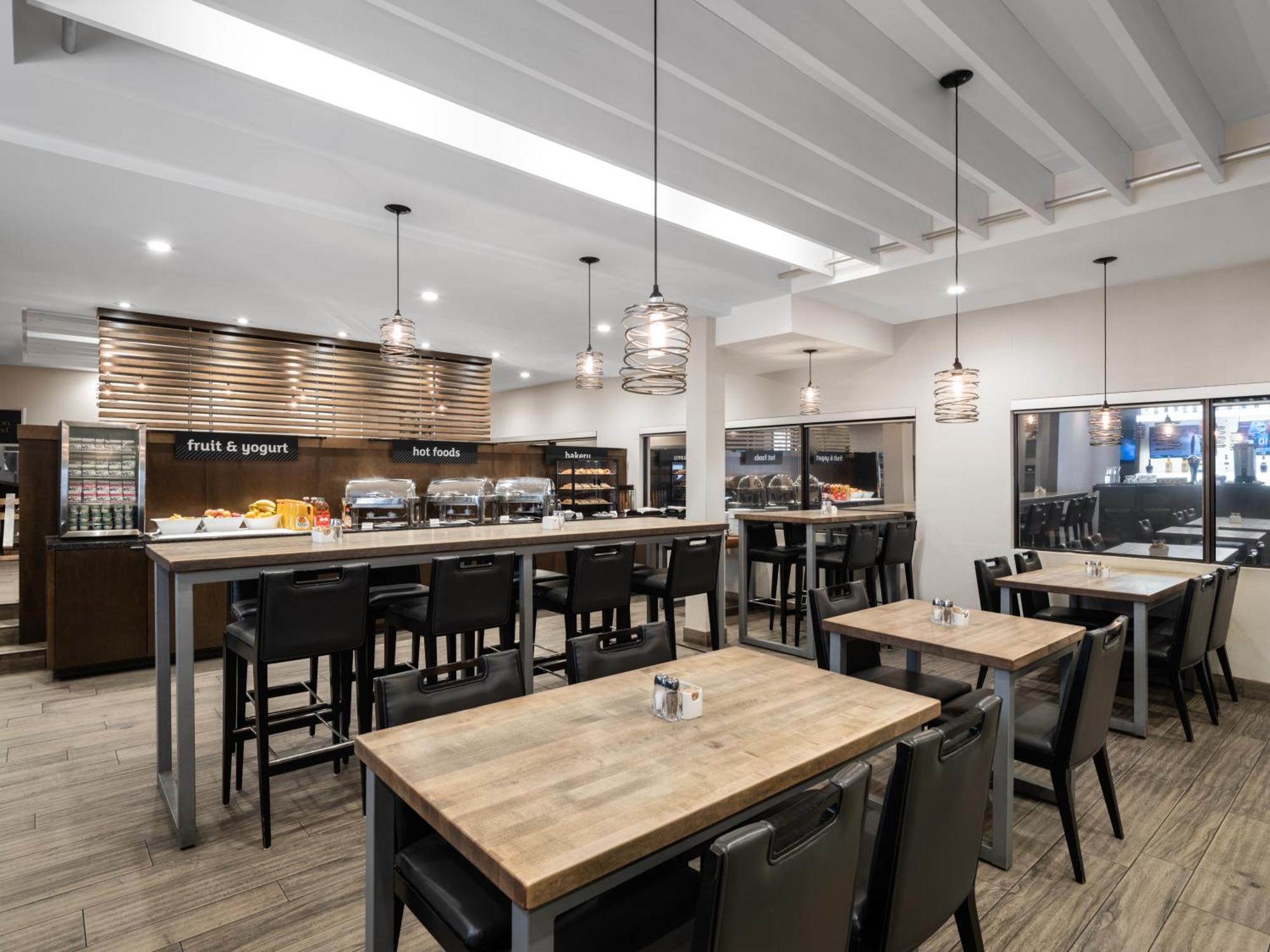 Holiday Inn Calgary Airport By Ihg Exterior photo