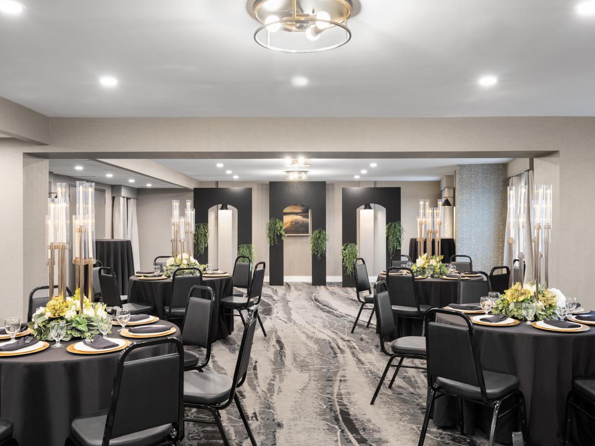 Holiday Inn Calgary Airport By Ihg Exterior photo