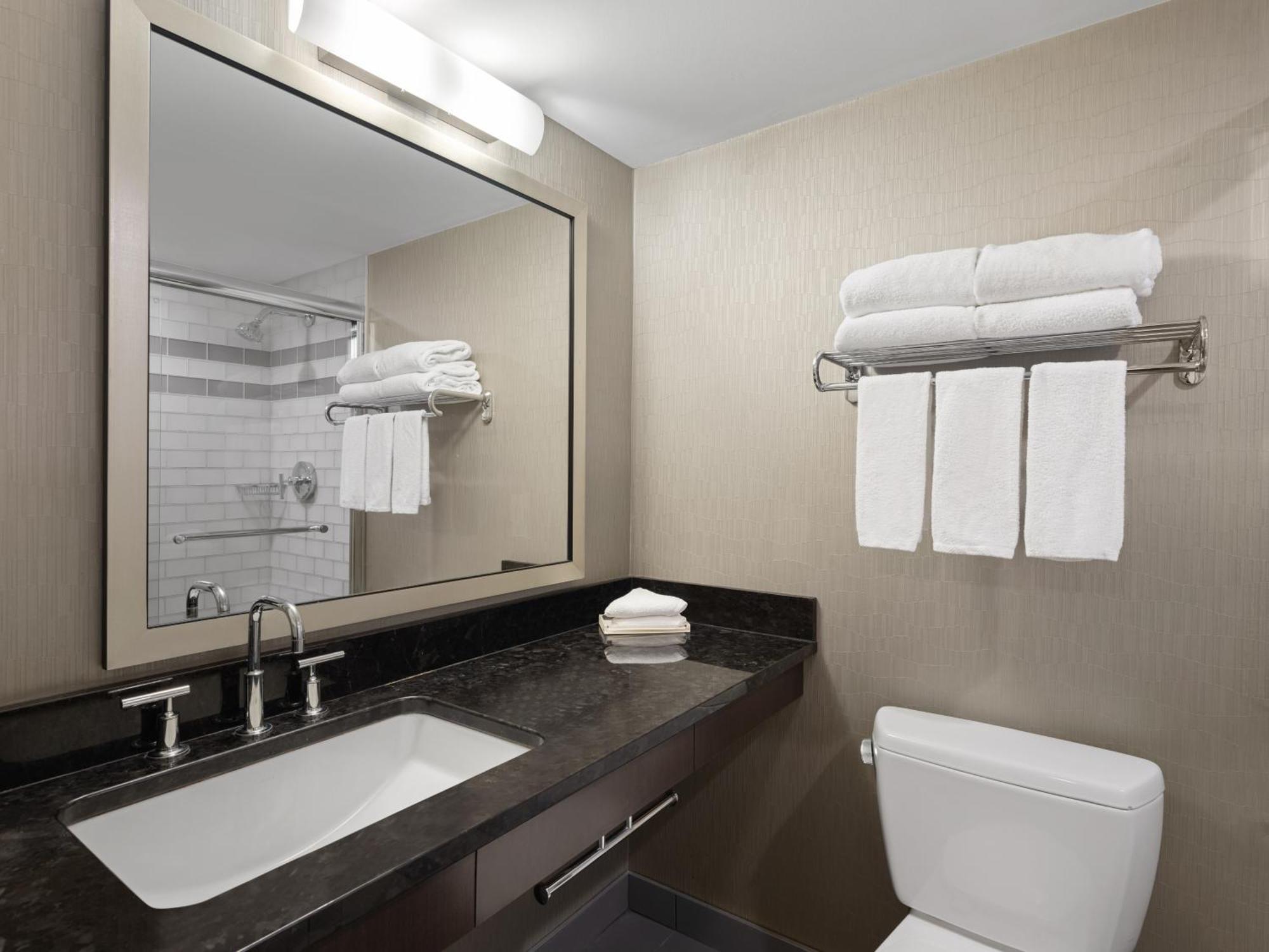 Holiday Inn Calgary Airport By Ihg Exterior photo