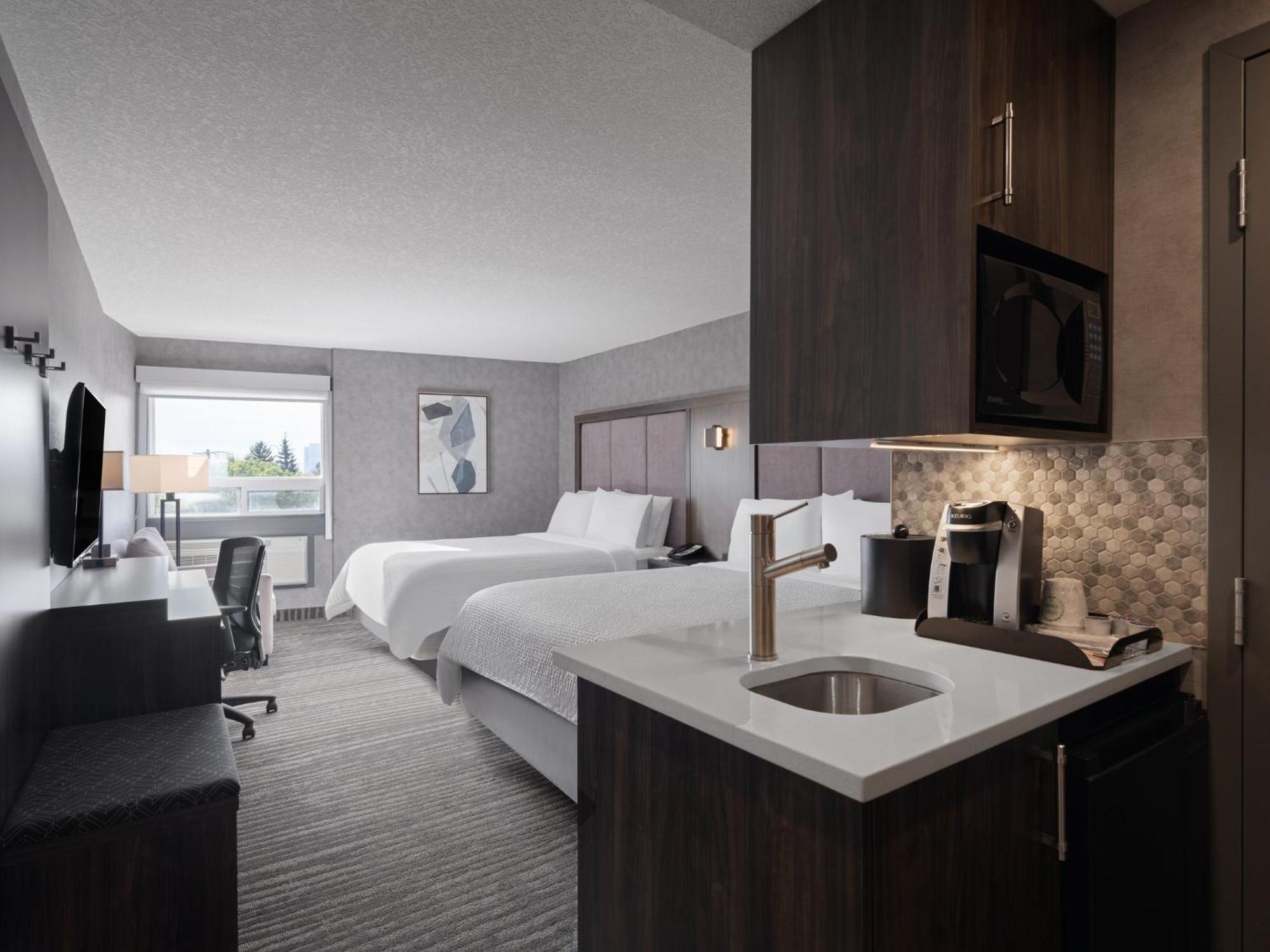 Holiday Inn Calgary Airport By Ihg Exterior photo